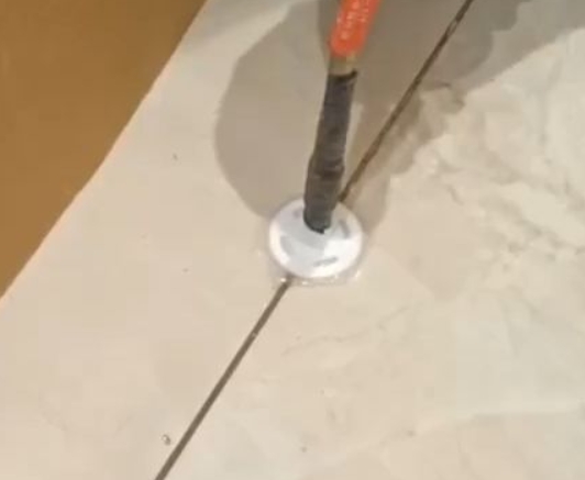 梁溪瓷砖空鼓维修公司专业解答瓷砖在铺贴过程中，如果没有涂抹均匀到位的粘结材料（如水泥砂浆或瓷砖胶），可能会导致以下问题
