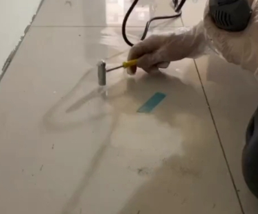 梁溪瓷砖开裂维修公司专业分享瓷砖在铺贴前如果没有沥干水分，将会导致以下问题